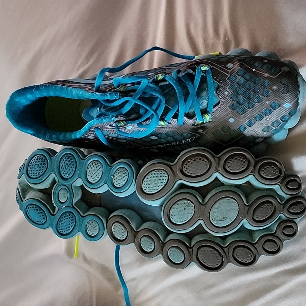 Brooks Neuro tennis shoe